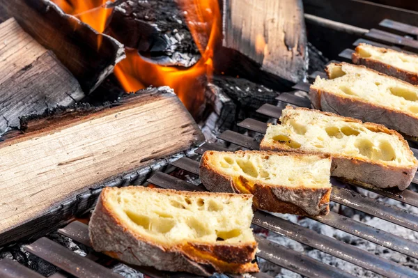 Skivor rostat bröd på grillen — Stockfoto