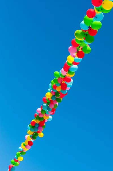 Ряд разноцветных воздушных шаров — стоковое фото