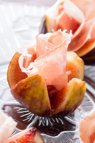 Figs and ham — Stock Photo, Image