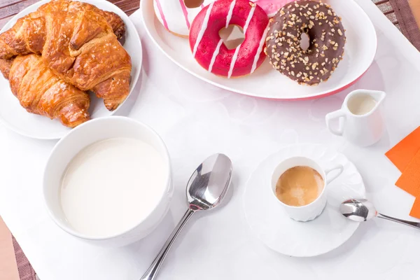 Milch und Donuts Frühstück — Stockfoto