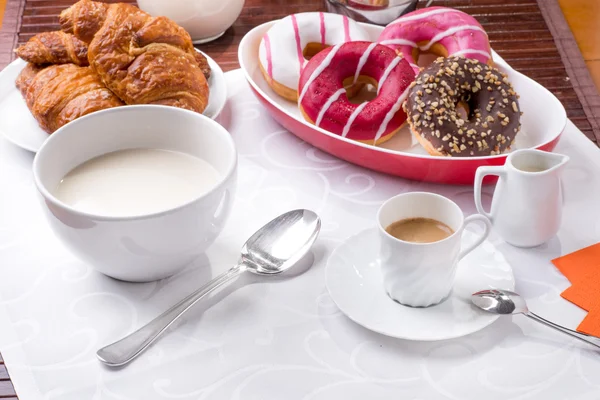 Milch und Donuts Frühstück — Stockfoto