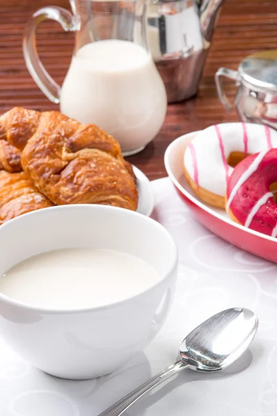 Milch und Donuts Frühstück — Stockfoto