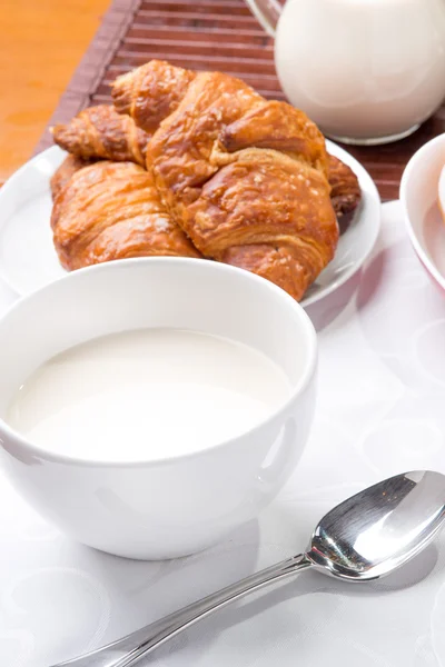 Desayuno con leche y rosquillas — Foto de Stock