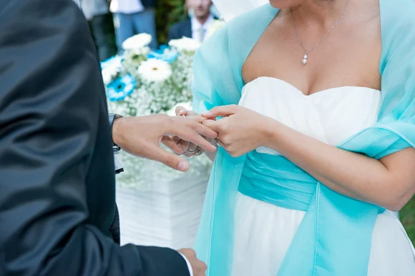 Brud sätter ringen på brudgummens finger — Stockfoto