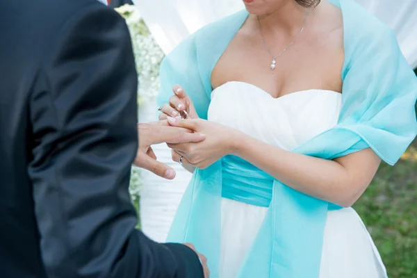 Novia pone el anillo en el dedo del novio — Foto de Stock