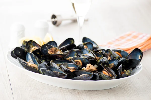 Mejillones en un plato —  Fotos de Stock