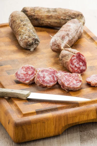 Salami italiano en rodajas — Stockfoto