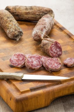 İtalyan salamı dilimlenmiş