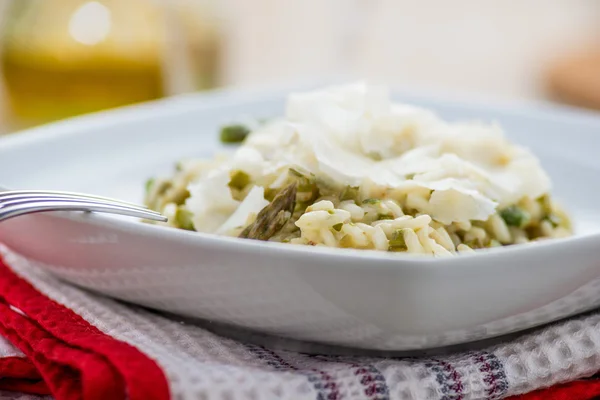 Risotto med grön sparris — Stockfoto