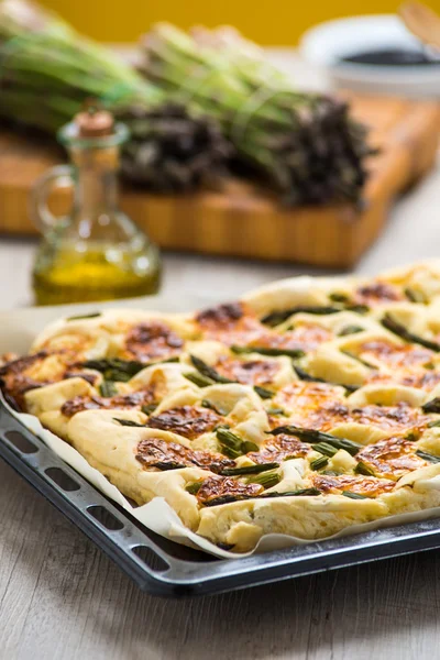 Pizza with asparagus and cheese — Stock Photo, Image