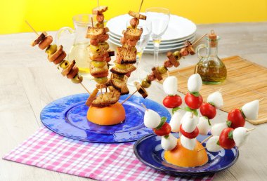 Meze şiş ve domates ile