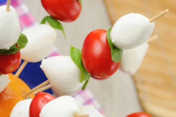 Aperitivo com espetos e tomates — Fotografia de Stock