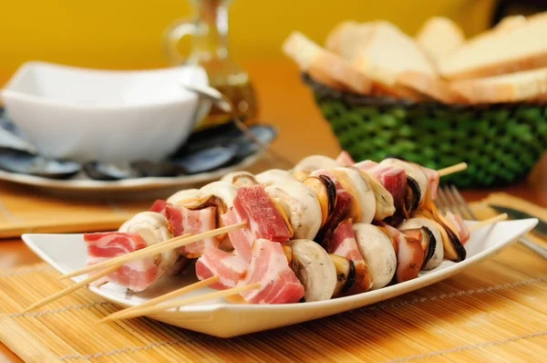 Skewers with mushrooms, mussels and bacon — Stock Photo, Image
