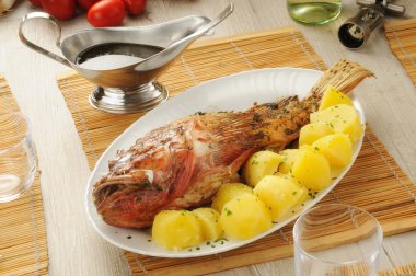 patates ile kavrulmuş snapper