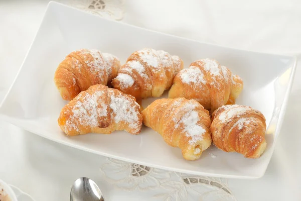 Desayuno con capuchino y croissant — Foto de Stock