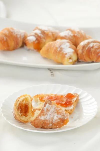 Frische Croissants mit Marmelade — Stockfoto