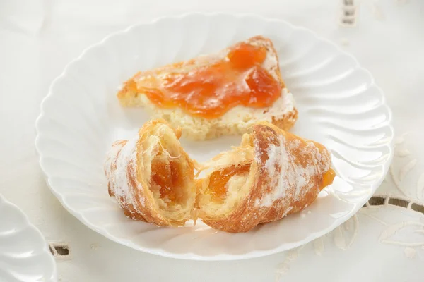 Fresh croissants with jam — Stock Photo, Image