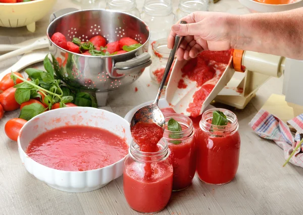 Zelfgemaakte tomatensaus — Stockfoto