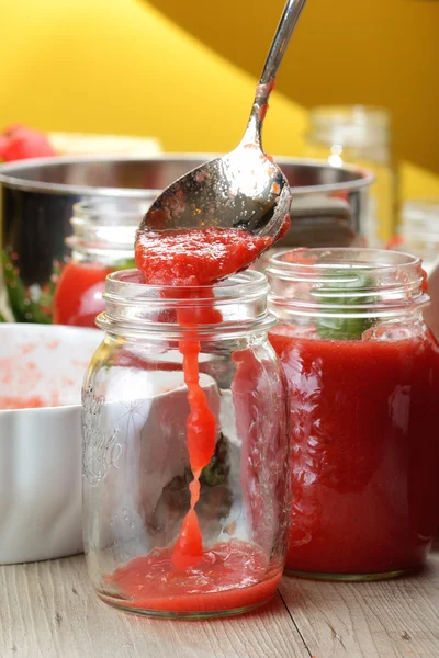 Zelfgemaakte tomatensaus — Stockfoto