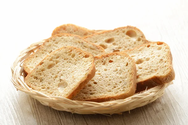Кошик з хлібом — стокове фото