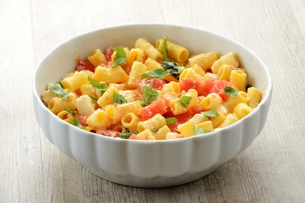 Cold pasta with tomatoes — Stock Photo, Image