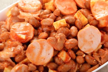 Salata Alman sosisi ile