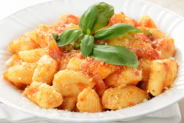 Italiaanse gnocchi met tomatensaus — Stockfoto