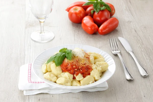 Gnocchi italiani con salsa di pomodoro — Foto Stock