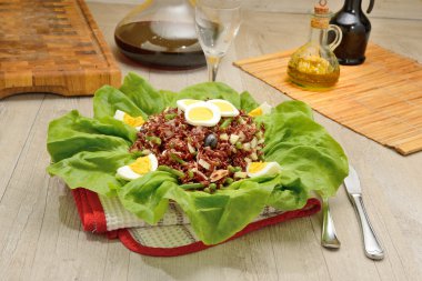 kırmızı pirinç salatası