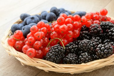 yaban mersini, kuş üzümü ve böğürtlen sepeti