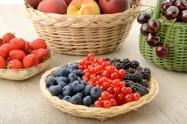 蓝莓、 黑醋栗和黑莓的篮子 — 图库照片