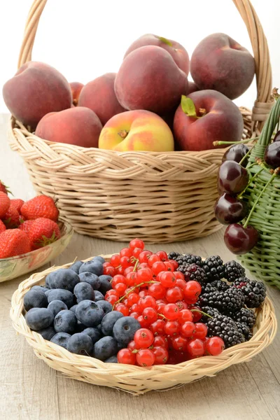 水果和浆果的篮子 — 图库照片