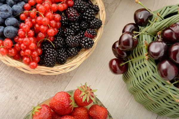 Fruits and berries basket — Stock Photo, Image