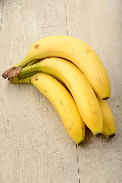 Бананы на столе — стоковое фото