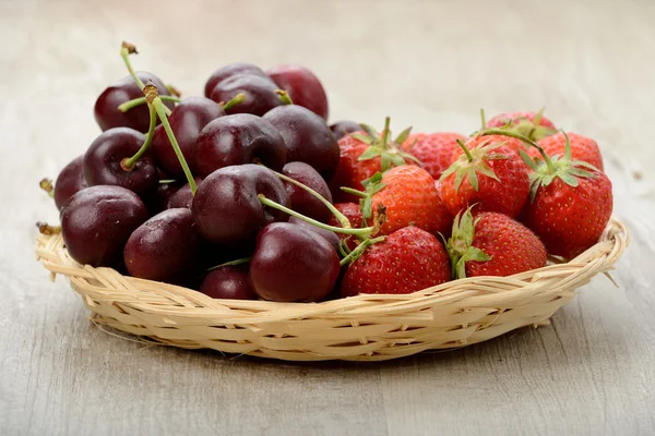 Cherries and strawberries — Stock Photo, Image