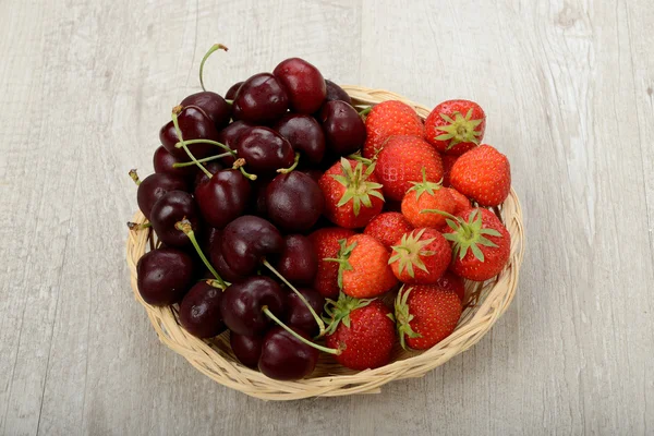 Cherries and strawberries — Stock Photo, Image