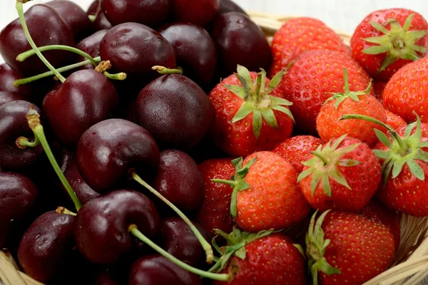 Cherries and strawberries basket — Stock Photo, Image