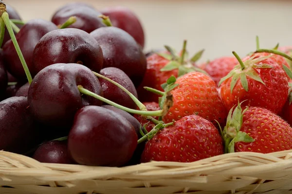Cherries and strawberries basket — Stock Photo, Image