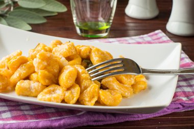 gnocchi tereyağı ile
