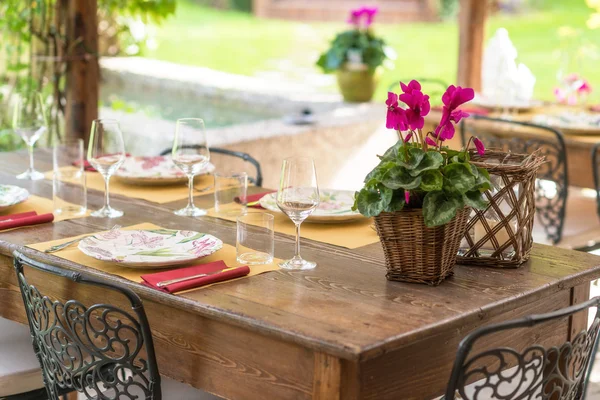 Table set in Gazebo — Stock Photo, Image