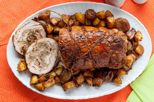 Κομμένο σε φέτες, ψητό και γεμιστό meatloaf — Φωτογραφία Αρχείου