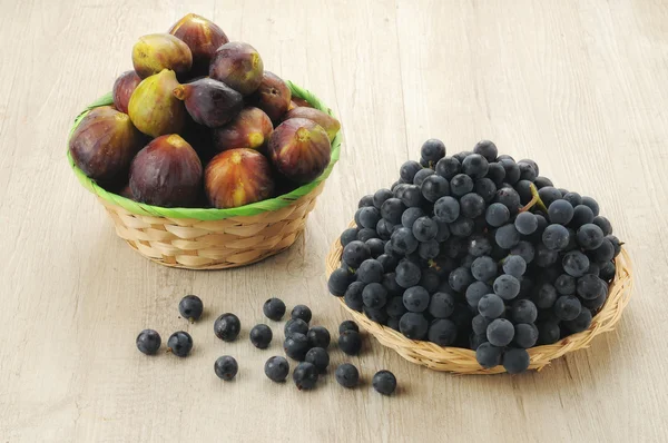 Black grapes and figs — Stock Photo, Image