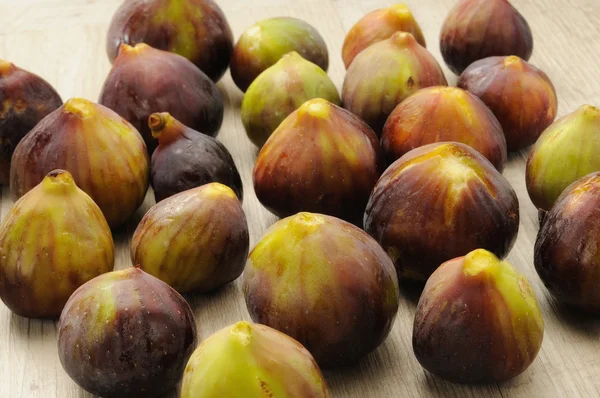 Figs on wooden tray — Stock Photo, Image