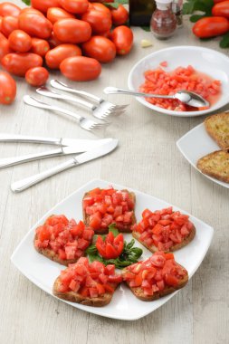 Sarımsaklı ekmek domates ile