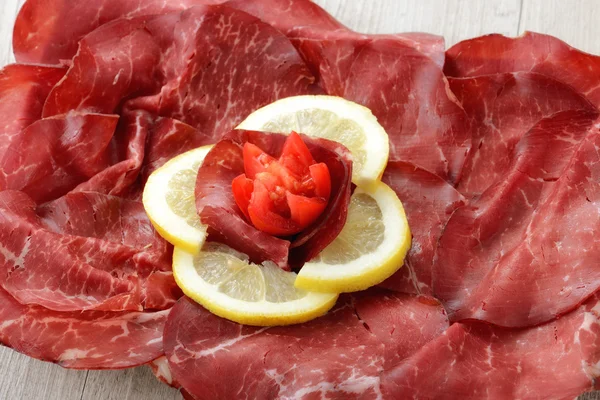 Bresaola carpaccio fatiado — Fotografia de Stock