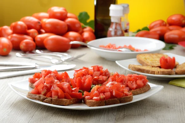 Чесночный хлеб с помидорами — стоковое фото