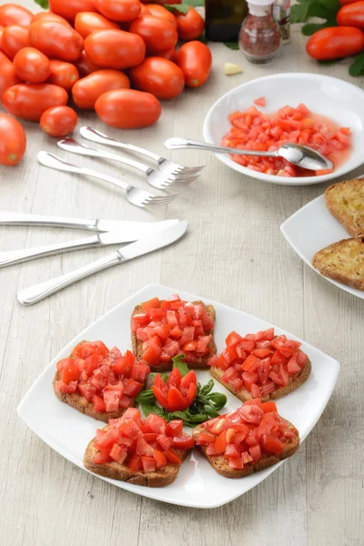 Pieczywo czosnkowe z pomidorami — Zdjęcie stockowe