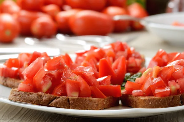 Knoflook brood met tomaat — Stockfoto