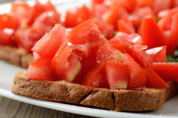 Knoblauchbrot mit Tomate — Stockfoto