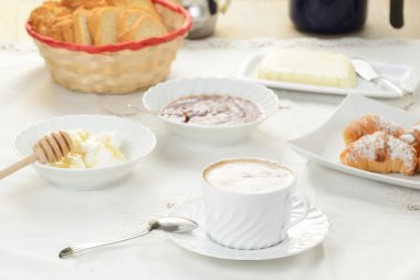 foto estudio de kiwi fresco rebanado aislado sobre fondo blanco